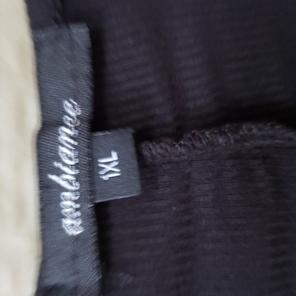 Ambiance Crisscross ribbed Black short sleeve flowy top 1x - Picture 3 of 6